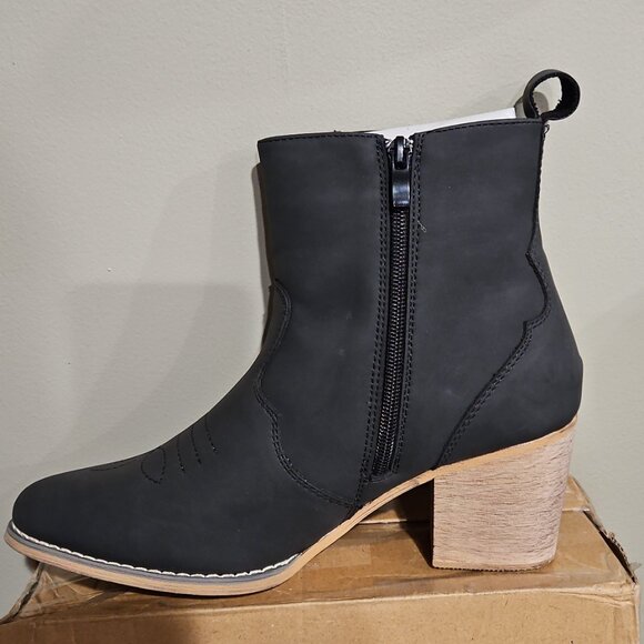 Womens boots - Picture 3 of 3